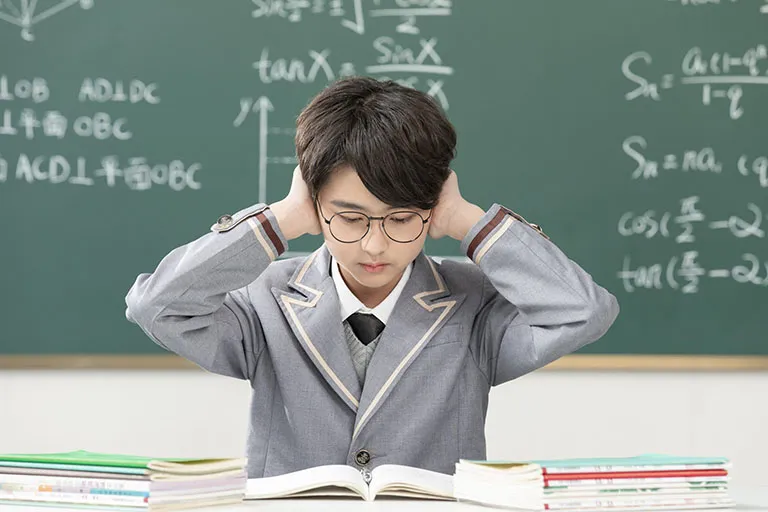 Kỳ Vọng Từ Gia Đình và Xã Hội: "Con Phải Đỗ Đại Học Tốt!"